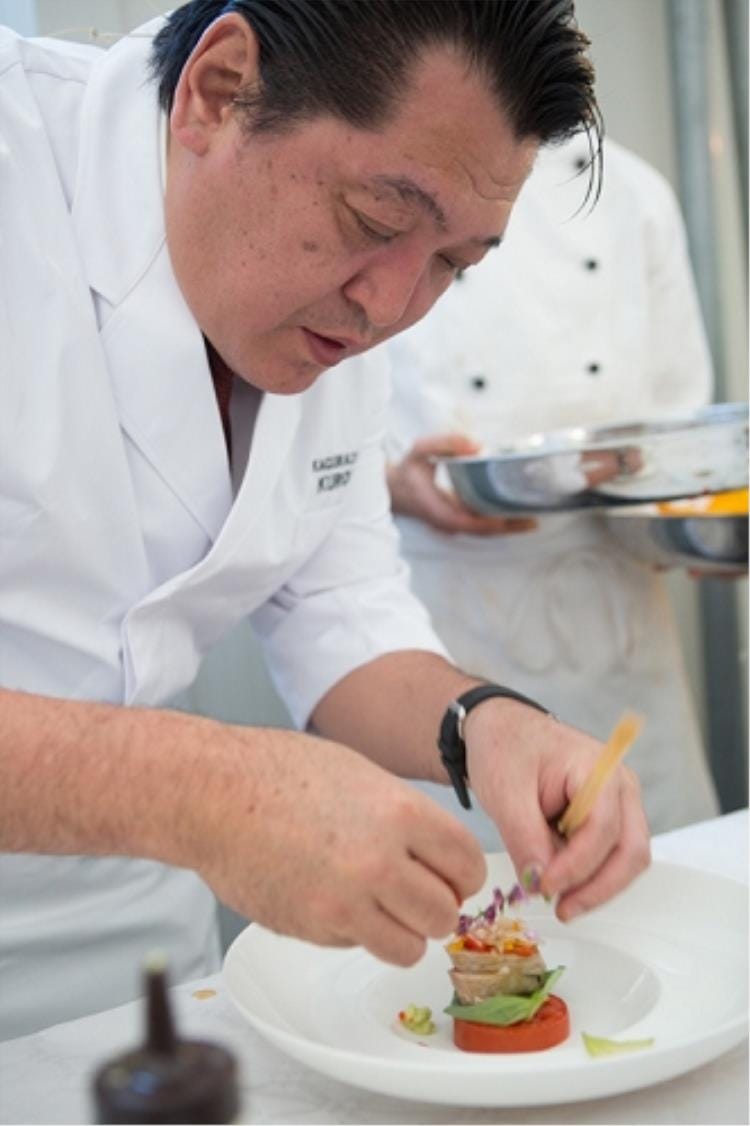 Hiroyuki Kurosu mentre prepara il suo piatto dove il wasabi è “nascosto”